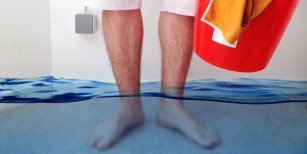 Mann_steht_im_Wasser_altona_wasserschaden_2.jpg